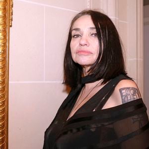 Pas d'appartement, pas de bijoux, pas de voitures... La comédienne de 61 ans vit un quotidien très modeste.

Beatrice Dalle lors de la 48ème édition de la soirée de gala "The Best Awards" à l'hôtel George V Four Seasons à Paris le 26 janvier 2026. Photo par © Cédric Perrin / Bestimage