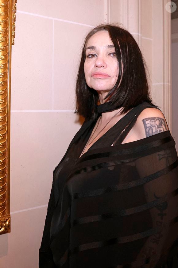 Pas d'appartement, pas de bijoux, pas de voitures... La comédienne de 61 ans vit un quotidien très modeste.

Beatrice Dalle lors de la 48ème édition de la soirée de gala "The Best Awards" à l'hôtel George V Four Seasons à Paris le 26 janvier 2026. Photo par © Cédric Perrin / Bestimage