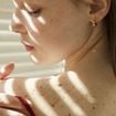 Votre peau pèle après un coup de soleil ? Nos solutions pour éviter l'aspect peau de serpent