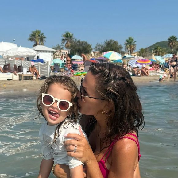 Vitaa passe ses vacances en famille, en compagnie de sa petite dernière, Noa, âgée de trois ans. Compte Instagram de Vitaa / Publication du 11 août 2025