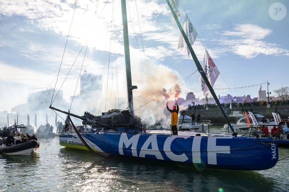 Le skipper de Macif Charlie Dalin remporte la dixième édition du tour du monde en solitaire Vendée Globe en pulvérisant le record de l’épreuve en 64 jours, 19 heures 22 minutes et 49 secondes aux Sables-d'Olonne, France, le 14 janvier 2025. © Alexis Courcoux/Psnewz/Bestimage
