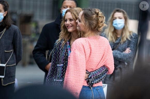 Vanessa Paradis signe son grand retour musical après 8 ans d'absence et elle ne l'a pas fait seule
Vanessa Paradis et sa fille Lily Rose Depp - Photocall du défilé de mode prêt-à-porter printemps-été "Chanel" au Grand Palais à Paris.
© Olivier Borde / Bestimage