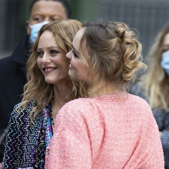 Vanessa Paradis signe son grand retour musical après 8 ans d'absence et elle ne l'a pas fait seule

Vanessa Paradis et sa fille Lily Rose Depp - Photocall du défilé de mode prêt-à-porter printemps-été "Chanel" au Grand Palais à Paris.
© Olivier Borde / Bestimage