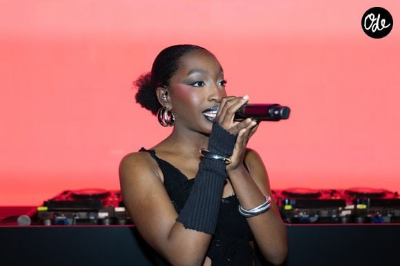 Ebony - Pour célébrer ses 50 ans à Paris, Apple installe un studio d'enregistrement éphémère au cœur de l'Apple Store des Champs-Elysées à Paris le 27 mars 2026. © Florian Lavielle/Bestimage