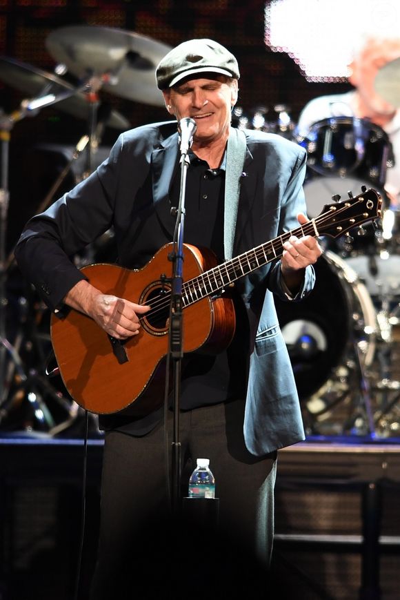 Meghan et Harry ont, cette fois-ci, assisté au concert de James Taylor.

James Taylor en concert en Floride, 11 mai 2018.

Photo : Backgrid USA / Bestimage