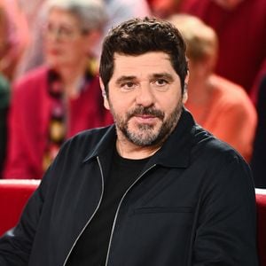 Malgré sa notoriété, le chanteur y mène une vie simple, allant jusqu'à venir en aide à une vacancière en panne en pleine nuit en attendant avec elle l'arrivée de la dépanneuse.

Patrick Fiori - Enregistrement de l'émission Vivement dimanche, diffusée sur France 3 le 17 novembre 2024. © Guillaume Gaffiot / Bestimage