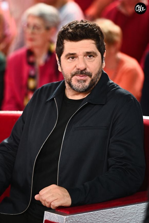 Malgré sa notoriété, le chanteur y mène une vie simple, allant jusqu'à venir en aide à une vacancière en panne en pleine nuit en attendant avec elle l'arrivée de la dépanneuse.

Patrick Fiori - Enregistrement de l'émission Vivement dimanche, diffusée sur France 3 le 17 novembre 2024. © Guillaume Gaffiot / Bestimage