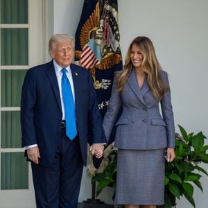Avant de se lancer en politique, l'époux de Melania Trump a été le patron du concours Miss Univers ! Et manifestement, il aurait tout bonnement craqué pour Camille Cerf...

e président Donald Trump et la première dame Melania Trump participent à une cérémonie de signature du projet de loi Take it Down Act, lundi 19 mai 2025, dans la roseraie de la Maison Blanche. (Carlos Fyfe/White House/ZUMA Press Wire)