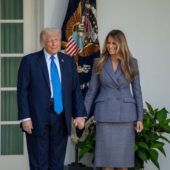 Avant de se lancer en politique, l'époux de Melania Trump a été le patron du concours Miss Univers ! Et manifestement, il aurait tout bonnement craqué pour Camille Cerf...

e président Donald Trump et la première dame Melania Trump participent à une cérémonie de signature du projet de loi Take it Down Act, lundi 19 mai 2025, dans la roseraie de la Maison Blanche. (Carlos Fyfe/White House/ZUMA Press Wire)