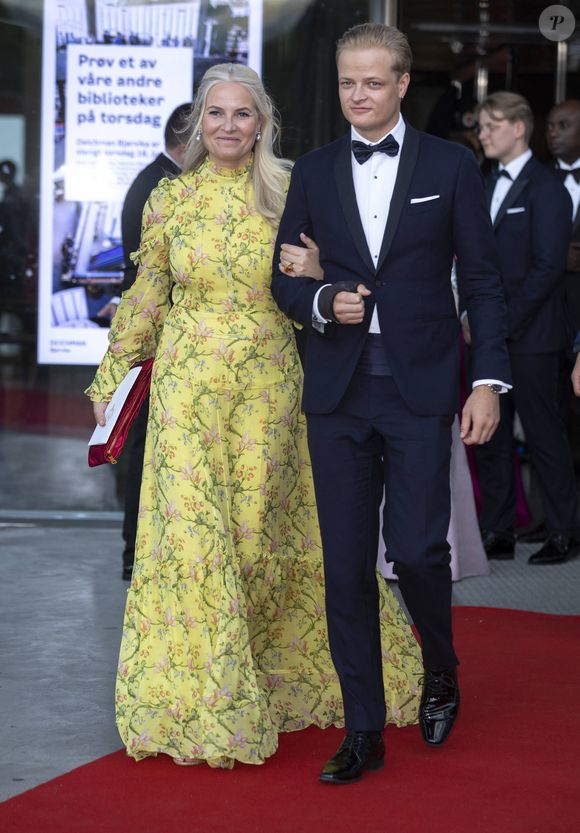 Ses médecins lui ont diagnostiqué une fibrose pulmonaire en octobre 2018

La princesse Mette Marit de Norvège et son fils Marius Borg Høiby - La princesse Ingrid Alexandra de Norvège fête ses 18 ans lors d'un dîner de gala offert par le gouvernement à la bibliothèque nationale de Oslo le 16 juin 2022. 
Crédit : Dana Press / Bestimage