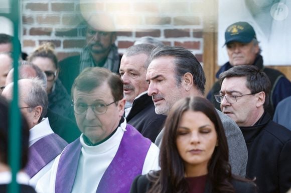 Les obsèques de l'acteur de 55 ans se sont tenues en l'église Sainte-Anne de Polangis, dans sa commune de Joinville-le-Pont.

Eric Collado, Jean Dujardin, Manu Joucla - Arrivées aux obsèques de Bruno Salomone en l'église Sainte-Anne de Polangis de Joinville-le-Pont (Val-de-Marne) le 23 mars 2026. © Cyril Moreau Dominique Jacovides / Bestimage