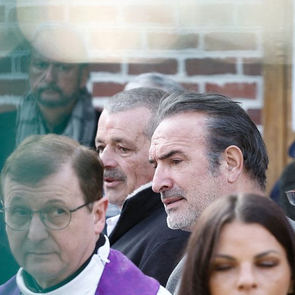 Les obsèques de l'acteur de 55 ans se sont tenues en l'église Sainte-Anne de Polangis, dans sa commune de Joinville-le-Pont.

Eric Collado, Jean Dujardin, Manu Joucla - Arrivées aux obsèques de Bruno Salomone en l'église Sainte-Anne de Polangis de Joinville-le-Pont (Val-de-Marne) le 23 mars 2026. © Cyril Moreau Dominique Jacovides / Bestimage