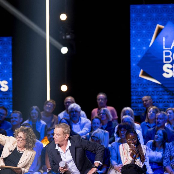 Exclusif - François Berléand, Mireille Dumas et Garou lors de l'enregistrement de l'émission "La Boîte à secrets", présentée par F.Bollaert et diffusée le 26 septembre 2025 sur France 3, dans les studios du Lendit à Saint-Denis, Seine Saint-Denis, France, le 8 septembre 2025. © Pierre Perusseau/Bestimage