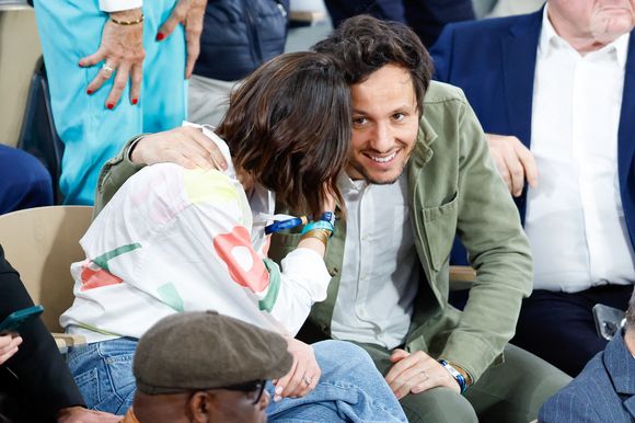 Le chanteur Vianney et sa femme Catherine Robert en tribunes lors des Internationaux de France de Tennis de Roland Garros 2025, à Paris, France, le 6 juin 2025. © Jacovides-Moreau/Bestimage