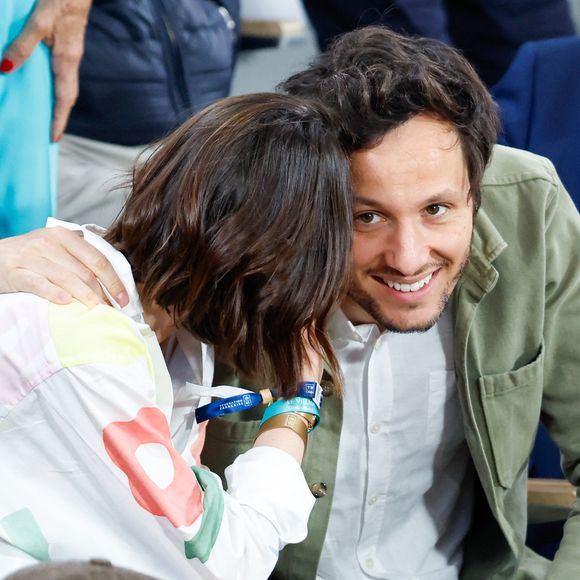 Le chanteur Vianney et sa femme Catherine Robert en tribunes lors des Internationaux de France de Tennis de Roland Garros 2025, à Paris, France, le 6 juin 2025. © Jacovides-Moreau/Bestimage