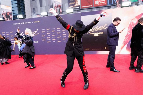 Un invité porte un costume avant la première du film "Michael" - biopic sur Michael Jackson. 10 avril 2026, Berlin. Photo : Carsten Koall/DPA/ABACAPRESS.COM