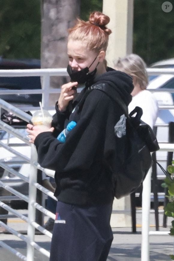 Elle s'illustre également lors d'une séquence chorégraphiée dans ce teaser, annonçant la sortie officielle de la vidéo complète pour le 7 avril.

Exclusif - Shiloh Jolie-Pitt discute avec une amie sur la terrasse d'un café à Studio City, le 1er mai 2022. @Bestimage