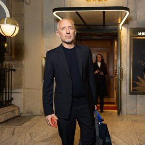 Le lieu hybride propose à la fois une fromagerie fine, une cave et un restaurant servant pizzas, pâtes et gratins à des prix abordables.

Exclusif - Gad Elmaleh - Les célébrités arrivent au dîner du Cinéma du Madame Figaro au restaurant "Gigi" à Paris le 31 mars 2026. 

© Julien Sarkissian/Bestimage