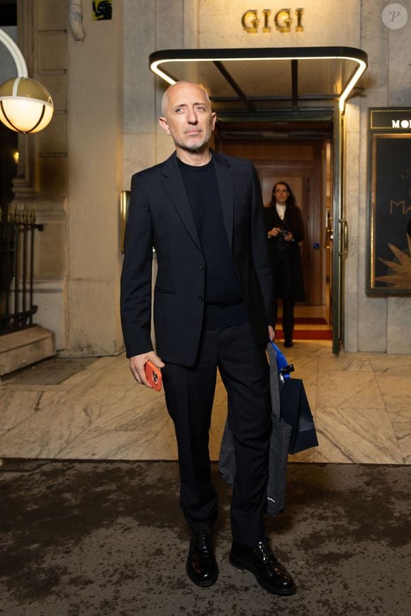 Le lieu hybride propose à la fois une fromagerie fine, une cave et un restaurant servant pizzas, pâtes et gratins à des prix abordables.

Exclusif - Gad Elmaleh - Les célébrités arrivent au dîner du Cinéma du Madame Figaro au restaurant "Gigi" à Paris le 31 mars 2026. 

© Julien Sarkissian/Bestimage