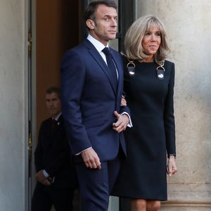 Le président Emmanuel Macron et sa femme Brigitte Macron - Le président de la République et sa femme ont reçu le roi et la reine consort au palais de l'Elysée à Paris le 
© Stéphane Lemouton / Bestimage