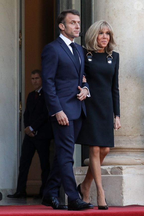 Le président Emmanuel Macron et sa femme Brigitte Macron - Le président de la République et sa femme ont reçu le roi et la reine consort au palais de l'Elysée à Paris le 
© Stéphane Lemouton / Bestimage