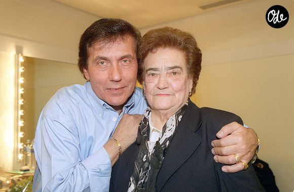 Le chanteur a marqué plusieurs générations avec des titres populaires.

Frank Michael et sa maman dans les loges à l'Olympia. 
COADIC GUIREC / BESTIMAGE