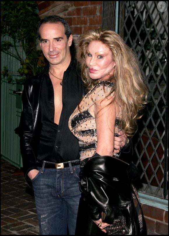 Le 9 mars dernier, dans The Sun, on apprenait qu'il aurait appris l’existence d’une assurance-vie s’élevant à 92 millions d’euros, contractée à son nom par sa compagne décédée.

Jocelyn Wildenstein et Lloyd Klein à Los Angeles, le 14 novembre 2006
Bestimage