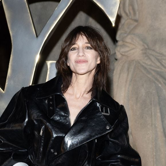 Charlotte Gainsbourg est la mère de trois enfants, dont Alice Attal.

Charlotte Gainsbourg - Photocall du défilé Saint Laurent "Collection Femme Prêt-à-Porter Automne/Hiver 2026-2027" lors de la Fashion Week de Paris.

Cyril Moreau / Bestimage