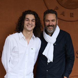 S'il annonce réserver "quelques petites surprises et clins d'œil sympas, afin de marquer le coup" en ce début d'année, le mari de Catherine Fruchon et papa de Noé et Lola a révélé avoir atteint son objectif de "prendre plaisir à travailler" avec l'ensemble de son équipe et de ses chroniqueurs. 

Noé Toussaint et son père Bruce Toussaint - Les célébrités au village lors des Internationaux de France de tennis de Roland Garros 2024 à Paris.. © Jacovides-Moreau/Bestimage