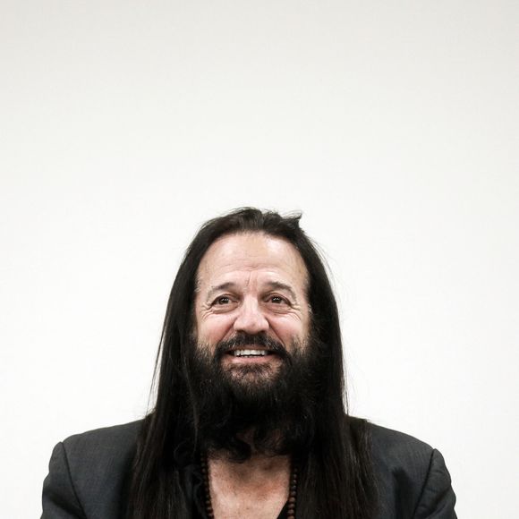 Conférence de presse de Francis Lalanne et Dieudonné pour présenter leur liste France Libre-La Ruche Citoyenne à Paris. Le 18 avril 2024. 
© Stéphane Lemouton / Bestimage