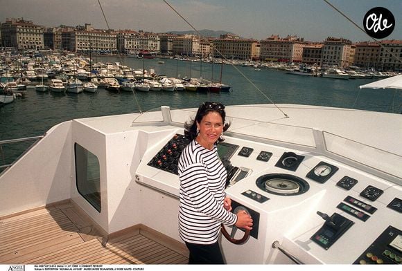 « Mouna Ayoub pose aux côtés de la chanteuse Gloria Gaynor lors de l’exposition qui lui est consacrée au Musée de la Mode de Marseille. Elle porte une robe de haute couture et est photographiée en plan américain, avec en arrière-plan le voilier de luxe Phocéa amarré dans le port. Photo : Bertrand Rindoff Petroff / Bestimage. »