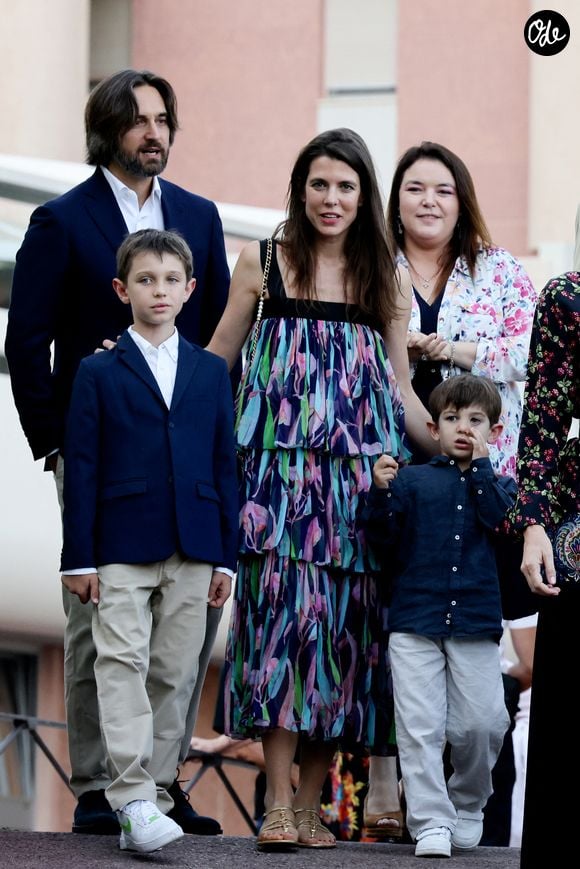 L'ex de Dimitri Rassam va ouvrir un nouveau chapitre de sa vie.

Dimitri Rassam, Raphaël Elmaleh, Charlotte Casiraghi,  Balthazar Rassam lors du traditionnel pique-nique "U Cavagnëtu" au parc Princesse Antoinette à Monaco le 9 septembre 2023.

© Claudia Albuquerque / Bestimage