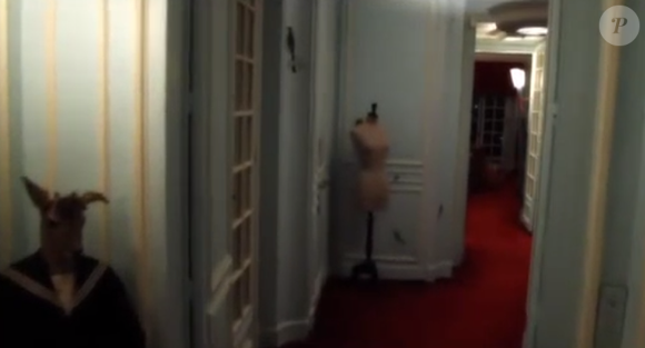 Cet appartement, avec ses murs bleu ciel, sa moquette rouge et sa vue sur la Tour Eiffel, reflétait parfaitement sa personnalité contrastée. 

Visite guidée de l'appartement de Thierry Ardisson, situé au 214 rue de Rivoli dans le 1er arrondissement de Paris.