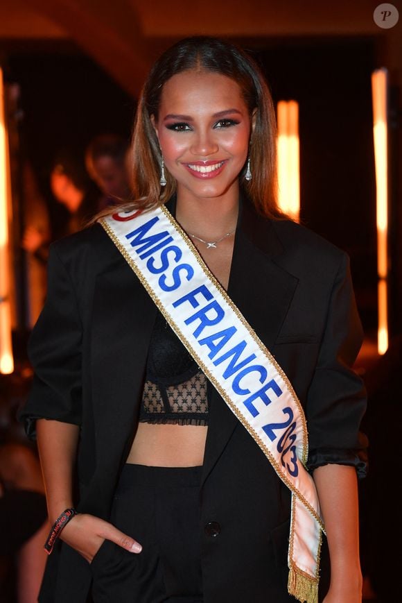 La jeune femme révèle à "Purepeople" ne plus se sentir capable de retourner à l'école.

Indira Ampiot, Miss France 2023 - Front Row du défilé Etam Live Show 2023 au Palace à Paris le 26 septembre 2023.

© Veeren / Bestimage