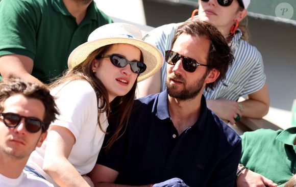 Benjamin Lavernhe et sa compagne Rebecca Marder - Célébrités dans les tribunes de la finale homme des Internationaux de France de tennis de Roland Garros 2024 à Paris le 9 juin 2024. © Jacovides-Moreau/Bestimage