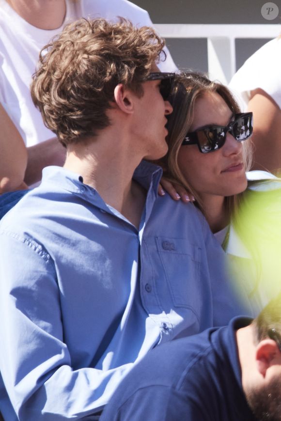 Aliocha Schneider et sa compagne la chanteuse Charlotte Cardin - Célébrités dans les tribunes des Internationaux de France de tennis de Roland Garros 2024 à Paris le 7 juin 2024.  © Jacovides-Moreau/Bestimage