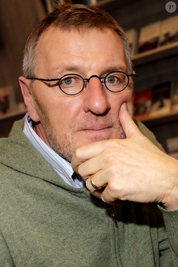 Mais Renaud est mort, alors "que nous étions en voie de renouer", poursuit l'auteur.

Grégoire Delacourt - Personnalités en dédicace au salon du livre "Livre Paris 2018" à Paris. Le 17 mars 2018. CEDRIC PERRIN / BESTIMAGE