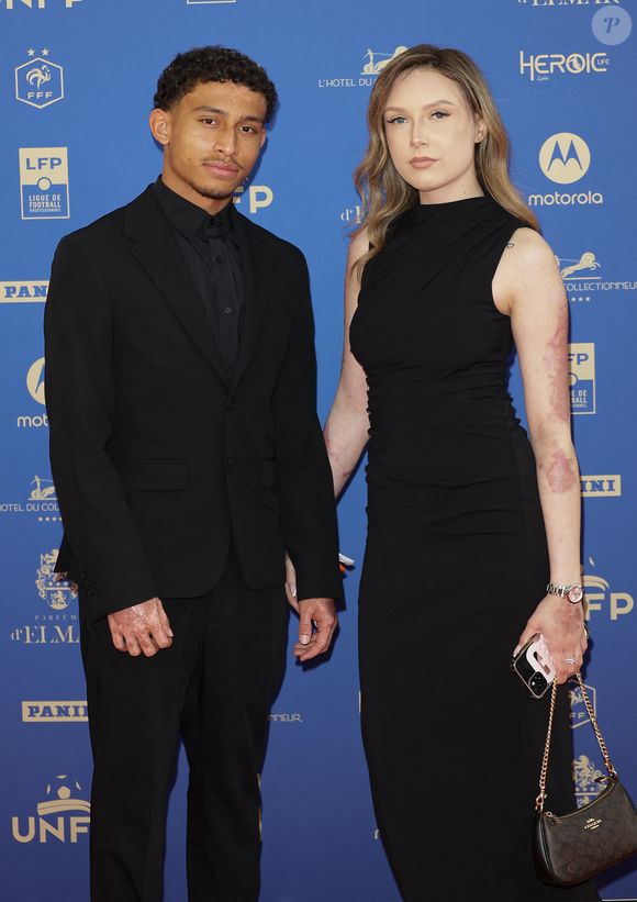 Gravement brûlé en sauvant sa compagne d'un incendie, il a témoigné de sa résilience.

Tahirys Dos Santos et sa compagne Coline - Photocall de la 34ème édition des Trophées UNFP du Football au Palais Brongniart à Paris le 11 mai 2026. © Coadic Guirec/Bestimage
