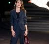 Charlotte avait misé sur une veste et un pantalon bleu nuit avec un petit top noir. Un bouton doré et une bouche rouge venaient simplement relever son look. 

Charlotte Casiraghi au photocall du défilé Chanel collection printemps / été 2027 au Grand Palais à Paris le 5 octobre 2026. © Olivier Borde / Bestimage