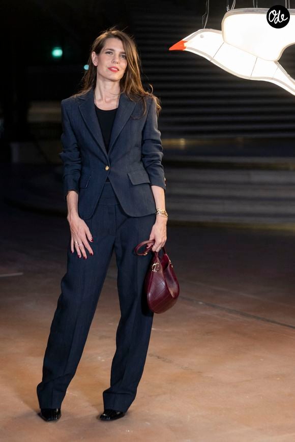 Charlotte avait misé sur une veste et un pantalon bleu nuit avec un petit top noir. Un bouton doré et une bouche rouge venaient simplement relever son look. 

Charlotte Casiraghi au photocall du défilé Chanel collection printemps / été 2027 au Grand Palais à Paris le 5 octobre 2026. © Olivier Borde / Bestimage