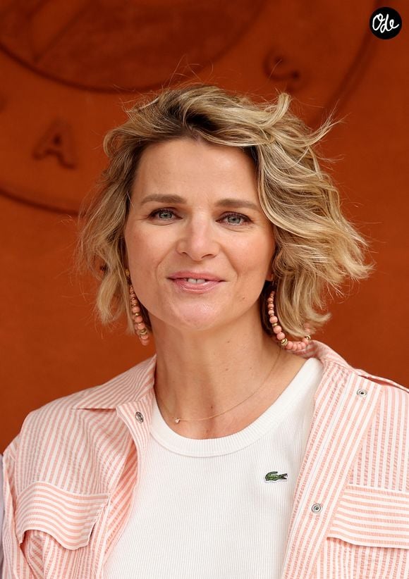 Face à l'indignation générale, L'Équipe a suspendu la journaliste jusqu'au 3 juillet, la poussant à présenter ses excuses avant de partir se ressourcer à Monte-Carlo avec son compagnon.

France Pierron - Les célébrités au photocall du village lors des Internationaux de France de Tennis de Roland Garros 2026. Paris, le 31 mai 2026. © Jacovides / Bestimage