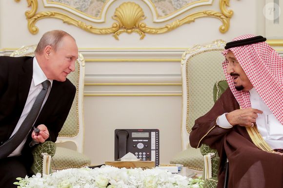 Le roi d'Arabie saoudite Salmane ben Abdelaziz Al Saoud reçoit le président russe Vladimir Poutine au palais royal à Riyad, le 14 octobre 2019. Lors de cette cérémonie, la charte Opep+ a été signée entre Moscou et Riyad.