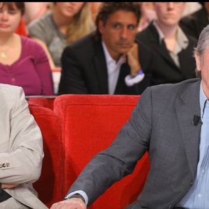 Anthony Delon et son père Alain Delon sur le plateau de "Vivement dimanche" le 24 septembre 2008. © Guillaume Gaffiot/bestimage