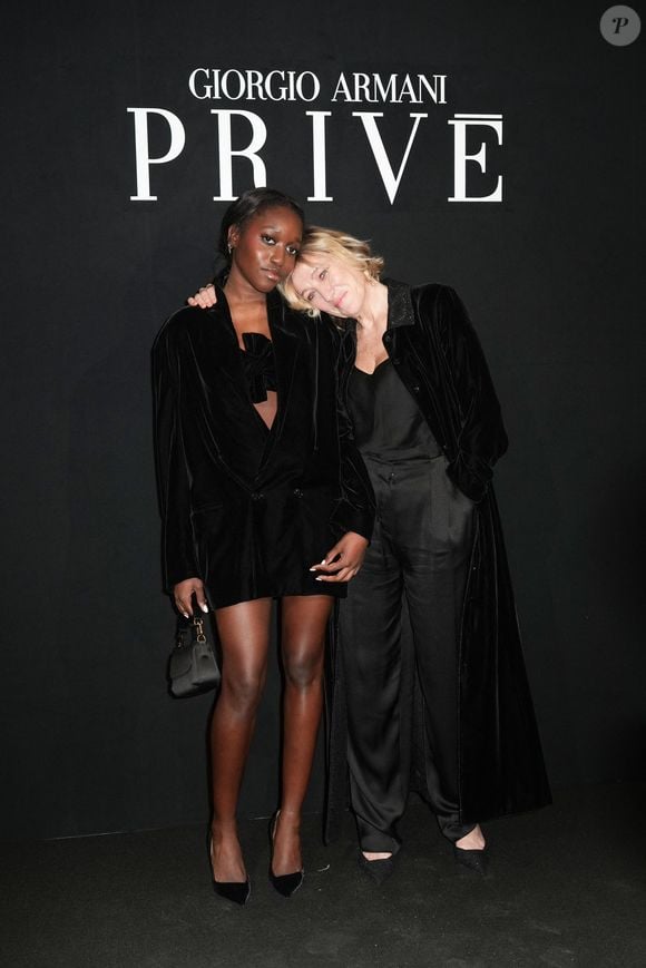 Oumy Bruni-Garrell et Valeria Bruni Tedeschi assistent au défilé Giorgio Armani Prive Haute Couture Printemps/Été 2026 dans le cadre de la Semaine de la mode de Paris à Paris, France. © Lucia Sabatelli / Bestimage
