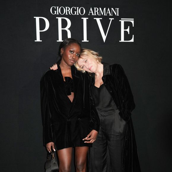 Oumy Bruni-Garrell et Valeria Bruni Tedeschi assistent au défilé Giorgio Armani Prive Haute Couture Printemps/Été 2026 dans le cadre de la Semaine de la mode de Paris à Paris, France. © Lucia Sabatelli / Bestimage