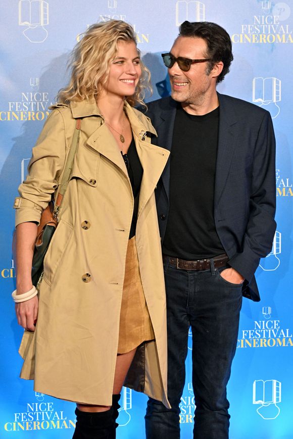 Nicolas Bedos et sa compagne Pauline Desmonts au photocall de la soirée du 8 octobre lors de la 4ème édition du festival Cinéroman à Nice.

© Bruno Bebert / Bestimage