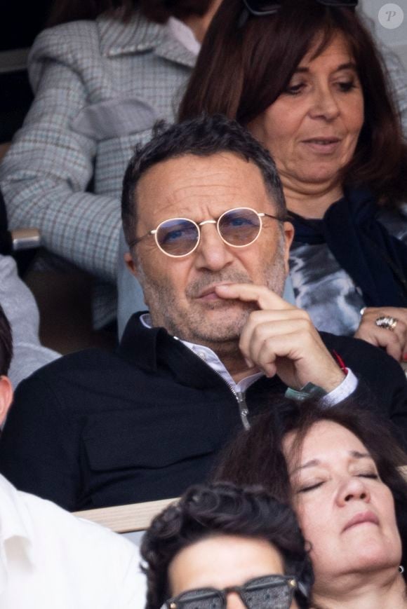 Arthur sait bien que cette nouvelle addition à sa tribu sera le roi de la maison. 

Arthur (Jacques Essebag) en tribunes lors de la finale messieurs des Internationaux de France de Tennis de Roland Garros 2025 (jour 15), à Paris, France, le 8 juin 2025. © Cyril Moreau/Bestimage