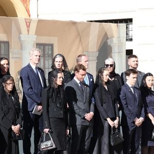 Mais le reste de la famille doit s'habiller de noir pour le souverain pontife

La princesse Caroline de Hanovre, la princesse Stéphanie de Monaco, Charlotte Casiraghi, Pierre Casiraghi, Béatrice Borromeo, Louis Ducruet, Marie Chevallier et Camille Gottlieb lors d'une cérémonie d'accueil pour la visite du pape Léon XIV le 28 mars 2026 à Monaco. Photo par Jean-Charles Vinaj/ABACAPRESS.COM