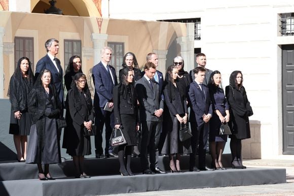 Mais le reste de la famille doit s'habiller de noir pour le souverain pontife

La princesse Caroline de Hanovre, la princesse Stéphanie de Monaco, Charlotte Casiraghi, Pierre Casiraghi, Béatrice Borromeo, Louis Ducruet, Marie Chevallier et Camille Gottlieb lors d'une cérémonie d'accueil pour la visite du pape Léon XIV le 28 mars 2026 à Monaco. Photo par Jean-Charles Vinaj/ABACAPRESS.COM