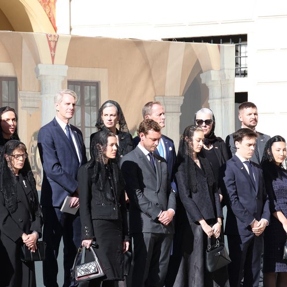 Mais le reste de la famille doit s'habiller de noir pour le souverain pontife

La princesse Caroline de Hanovre, la princesse Stéphanie de Monaco, Charlotte Casiraghi, Pierre Casiraghi, Béatrice Borromeo, Louis Ducruet, Marie Chevallier et Camille Gottlieb lors d'une cérémonie d'accueil pour la visite du pape Léon XIV le 28 mars 2026 à Monaco. Photo par Jean-Charles Vinaj/ABACAPRESS.COM